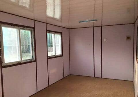 地板为先铺玻镁防火板，再铺塑胶地板或复合木地板
