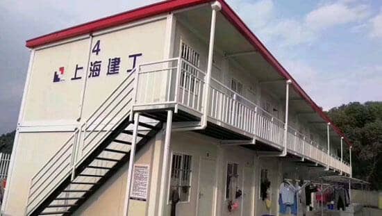 前置阳台走廊，屋檐外置排水管